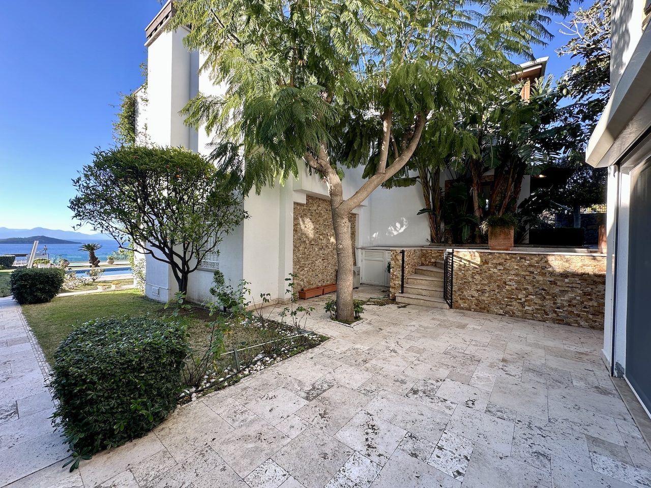 Turgutreis'te Elit Konumda Havuzlu Deniz Manzaralı Lüks Villa