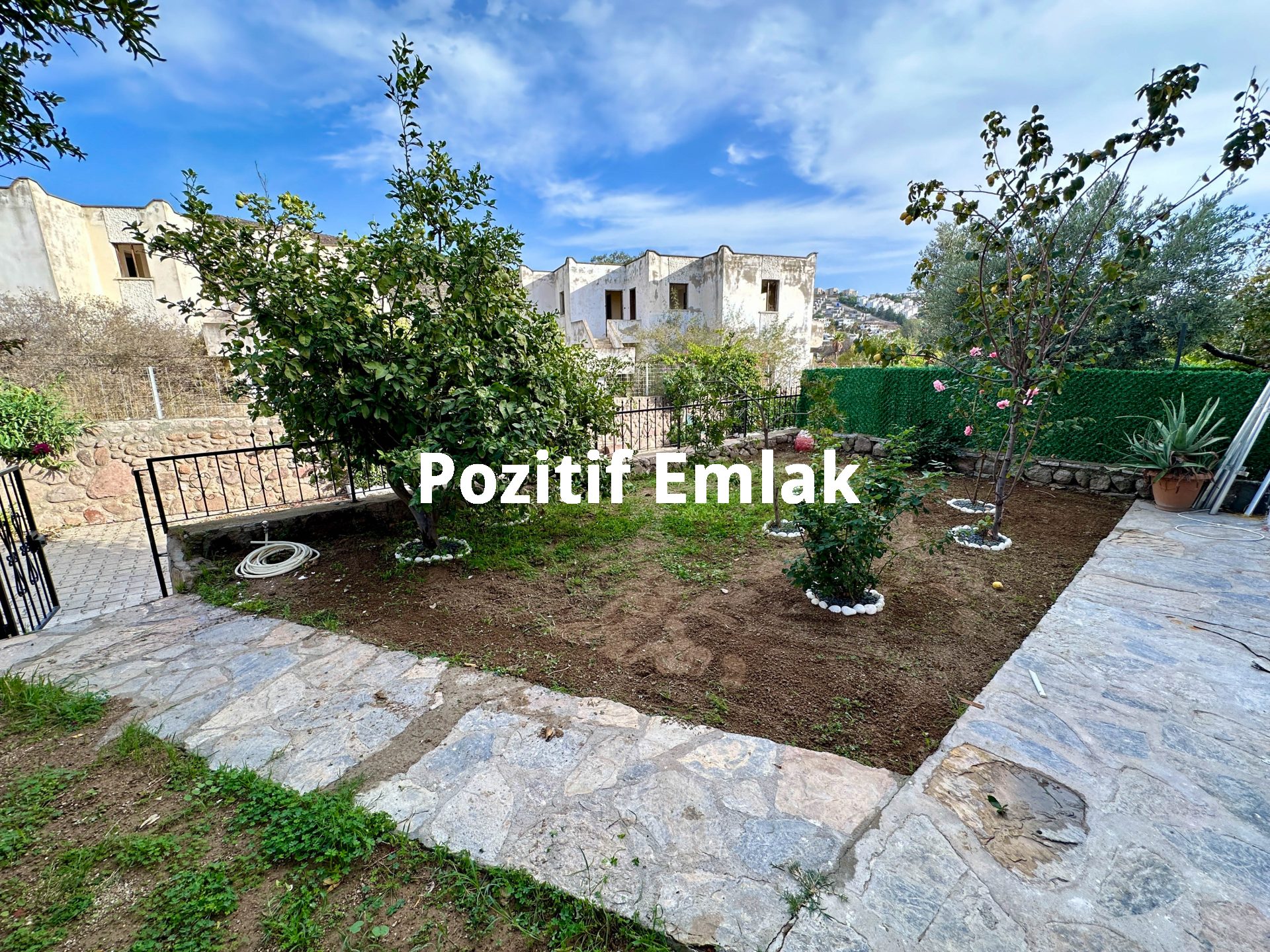 Bodrum Akyarlar'da Nezih Site İçinde Geniş Bahçeli Villa
