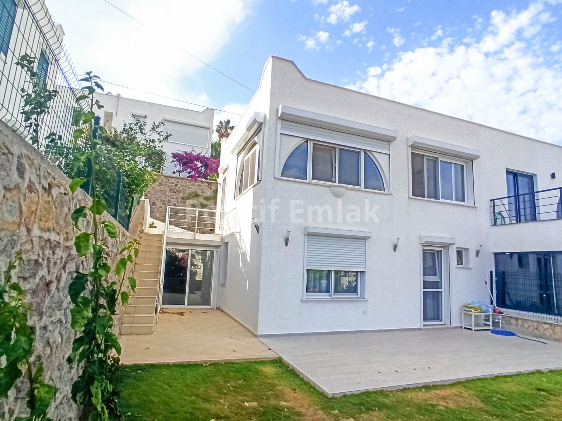 Akyarlar Nağme Sitesi'nde Satılık Geniş Bahçeli Manzaralı 3+1 Villa