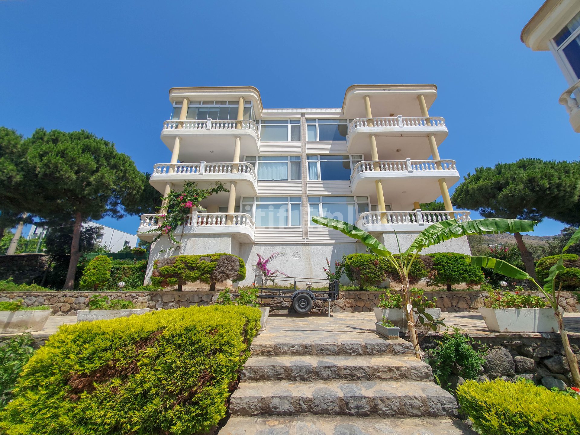 Bodrum Turgutreis'te Marinaya Yakın Deniz Manzaralı Geniş Daire