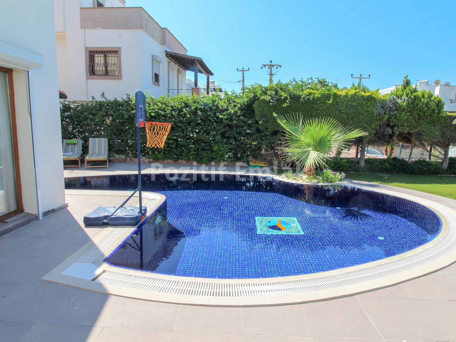 Turgutreis'te Denize 200 Metre Mesafede 5+1 Havuzlu Villa