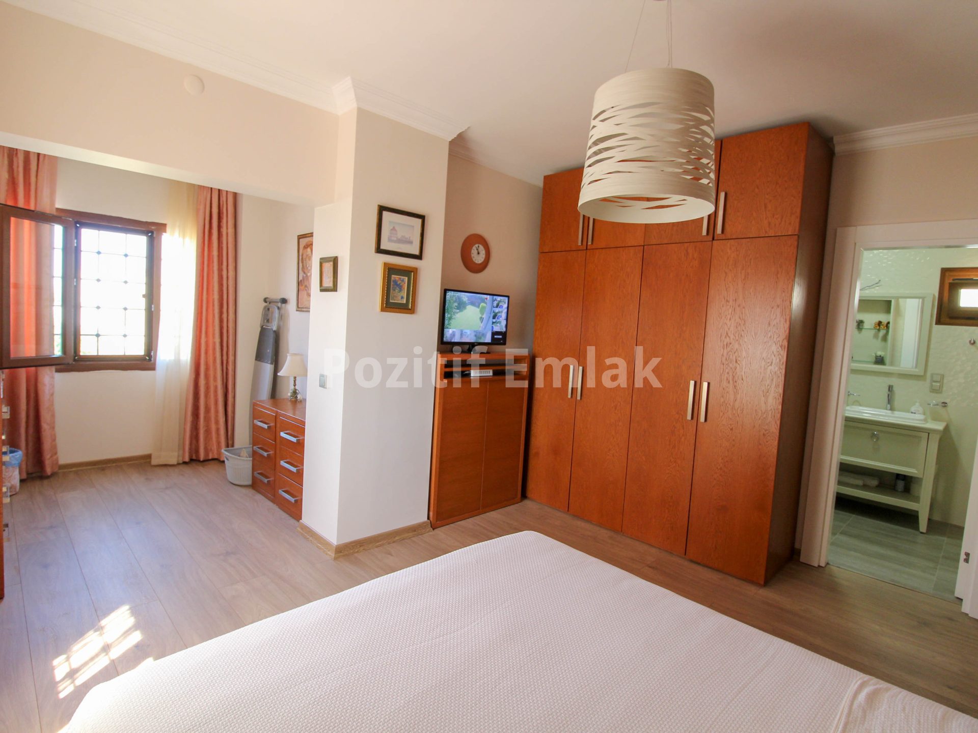 Turgutreis'te Denize 200 Metre Mesafede 5+1 Havuzlu Villa