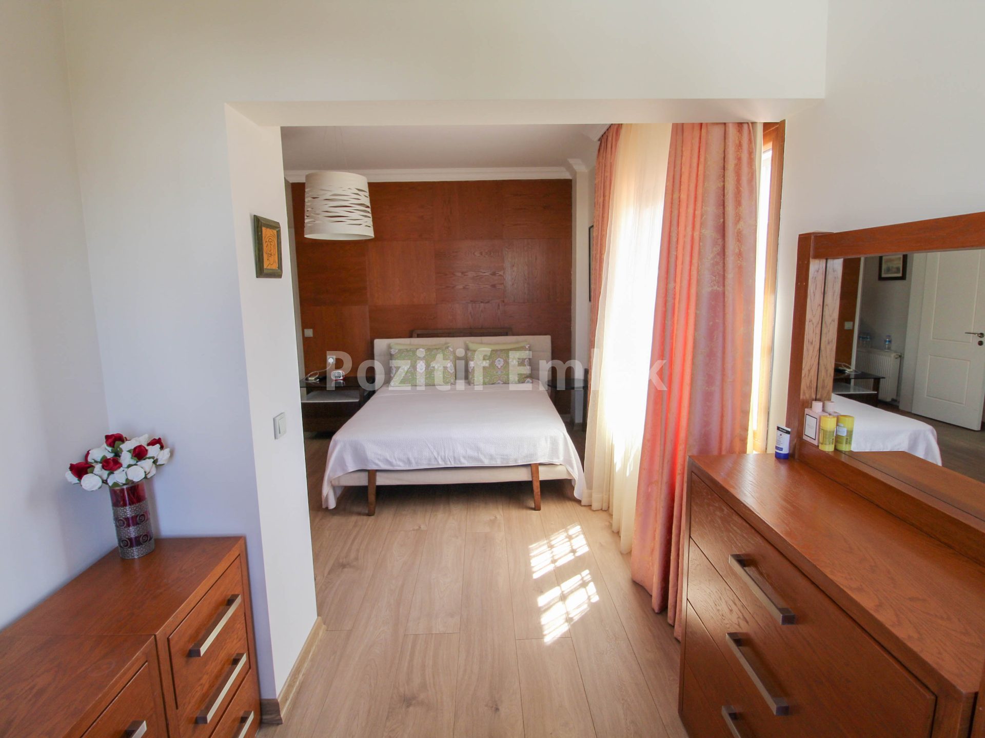 Turgutreis'te Denize 200 Metre Mesafede 5+1 Havuzlu Villa