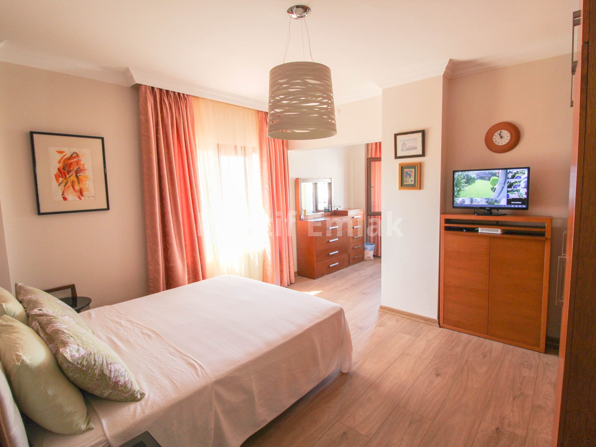 Turgutreis'te Denize 200 Metre Mesafede 5+1 Havuzlu Villa