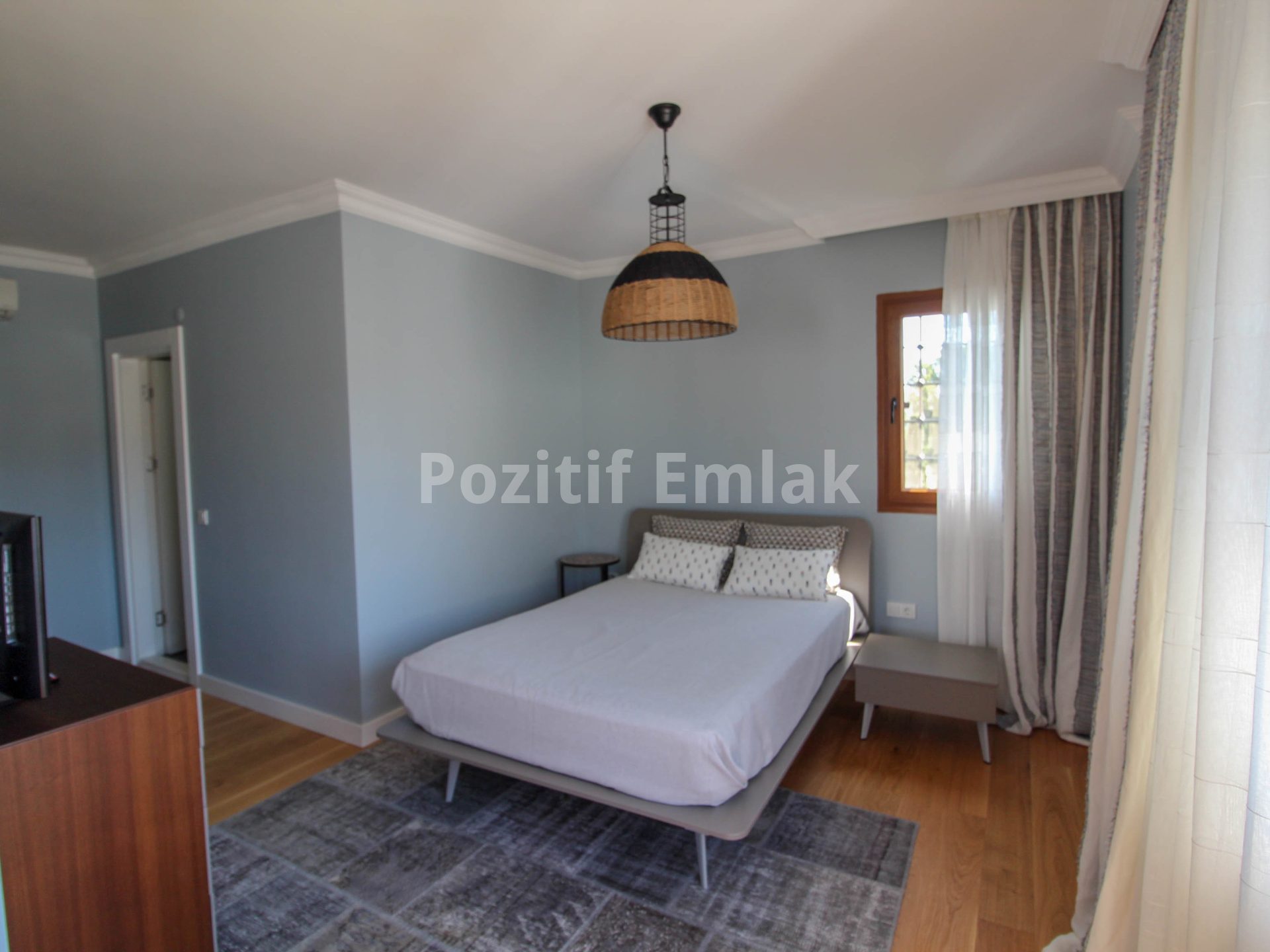 Turgutreis'te Denize 200 Metre Mesafede 5+1 Havuzlu Villa