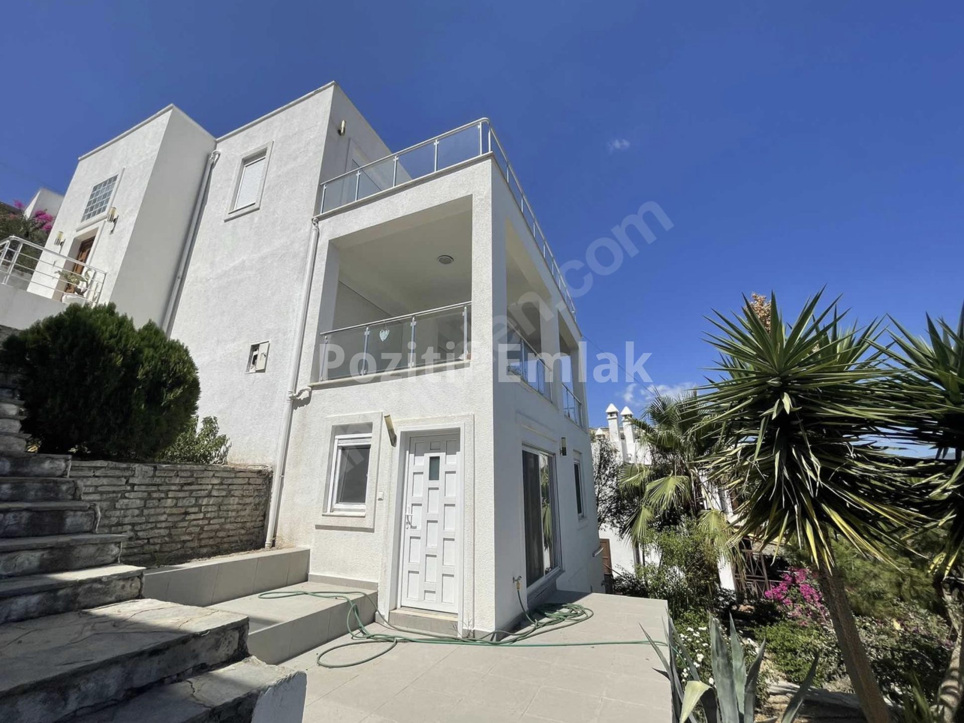 Bodrum Yahşi'de Denize Sıfır Muhteşem Manzaralı Özel Plajlı Villa