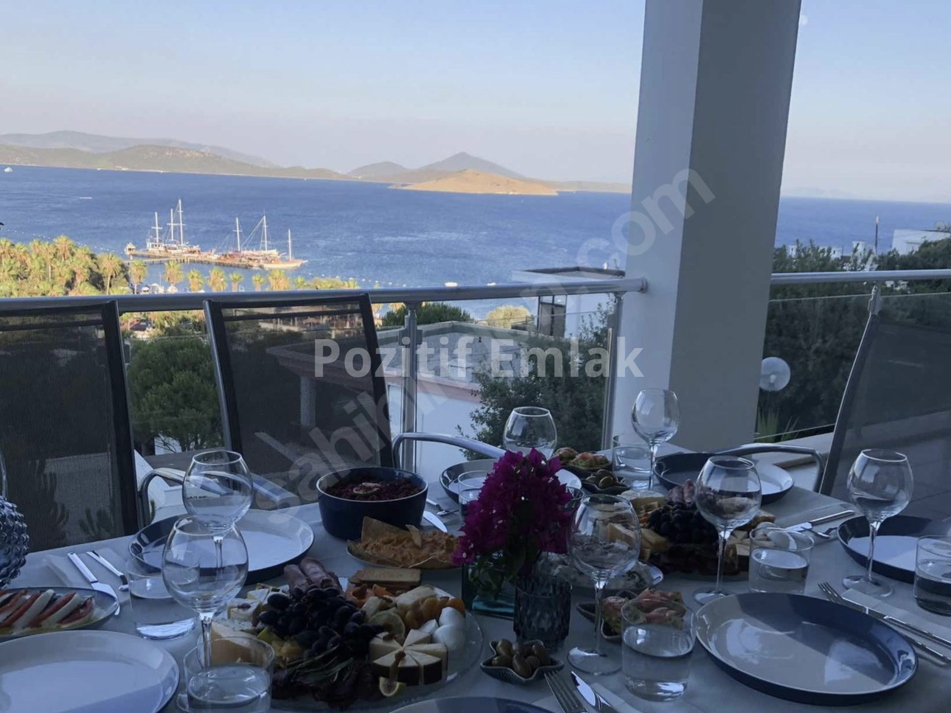 Bodrum Yahşi'de Denize Sıfır Muhteşem Manzaralı Özel Plajlı Villa