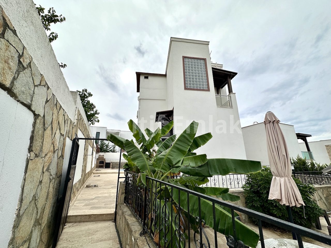 Turgutreis Merkezde Deniz Manzaralı Havuzlu Müstakil Villa