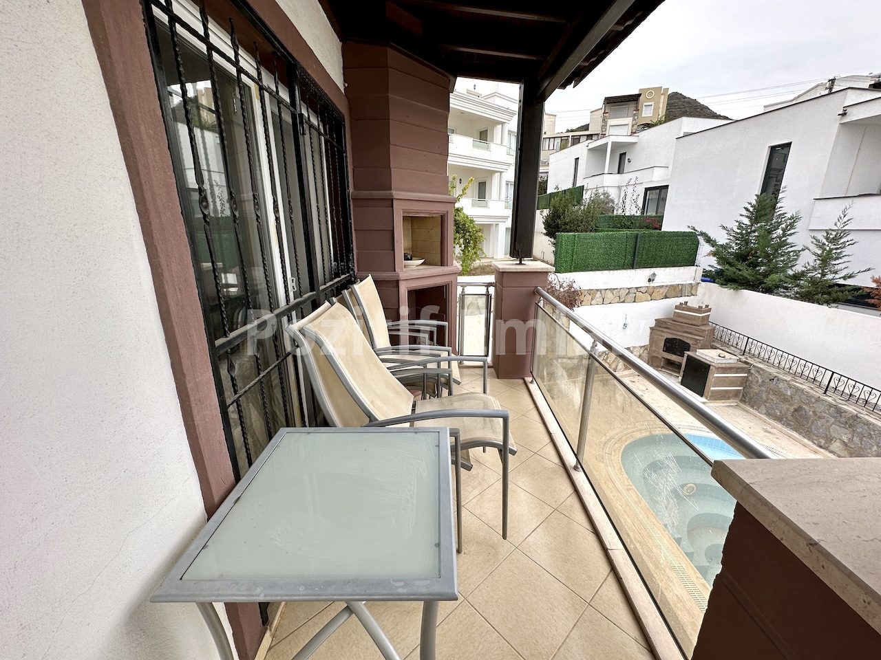 Turgutreis Merkezde Deniz Manzaralı Havuzlu Müstakil Villa