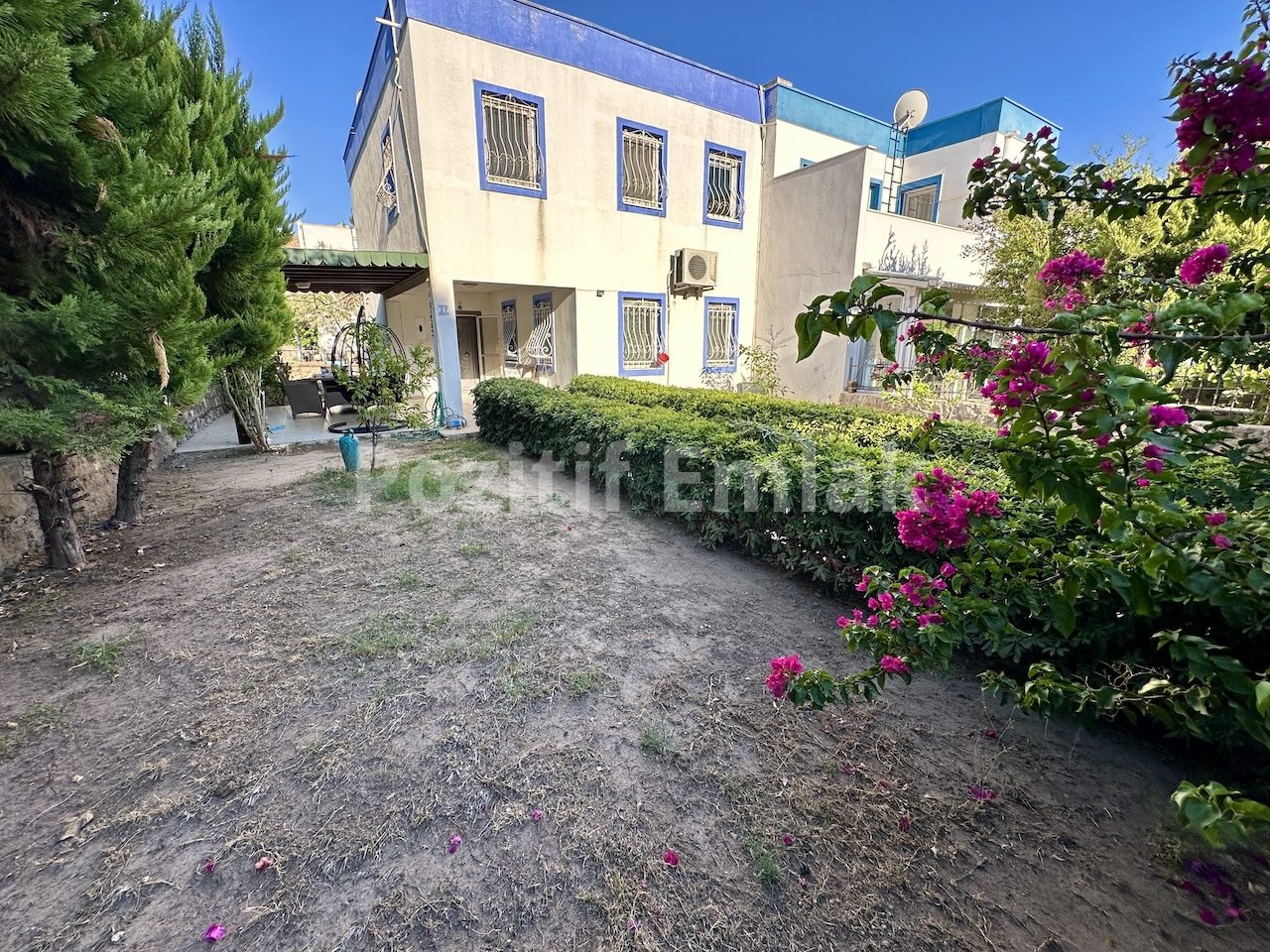Bodrum Akyarlar'da Nezih Site İçinde Büyük Bahçeli Villa