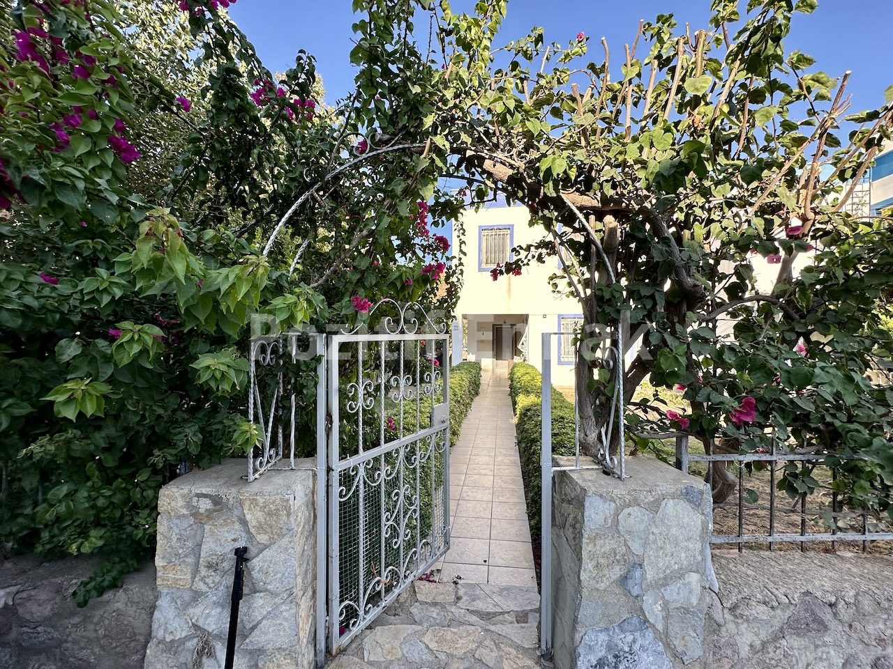 Bodrum Akyarlar'da Nezih Site İçinde Büyük Bahçeli Villa