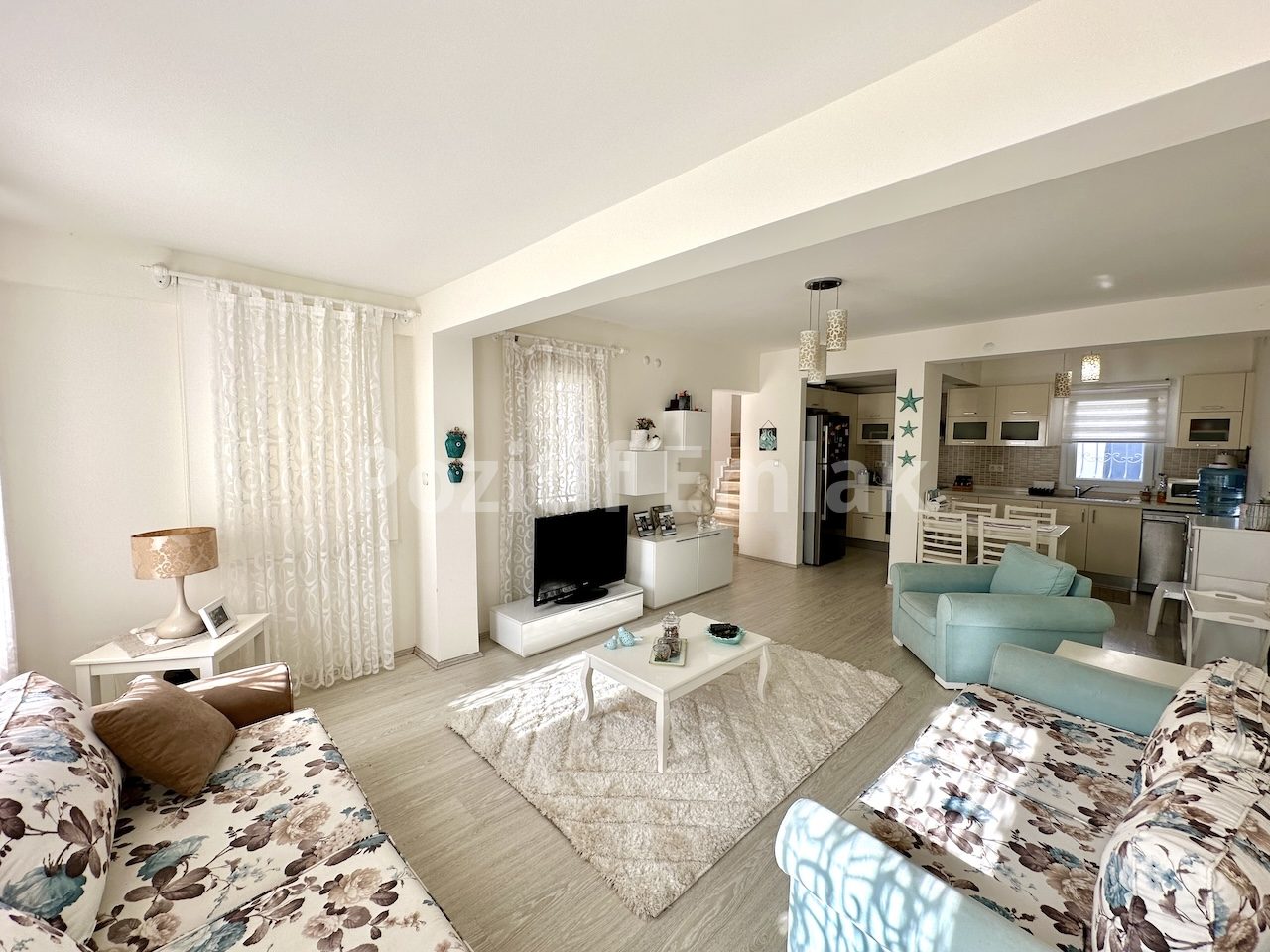 Bodrum Akyarlar'da Nezih Site İçinde Büyük Bahçeli Villa