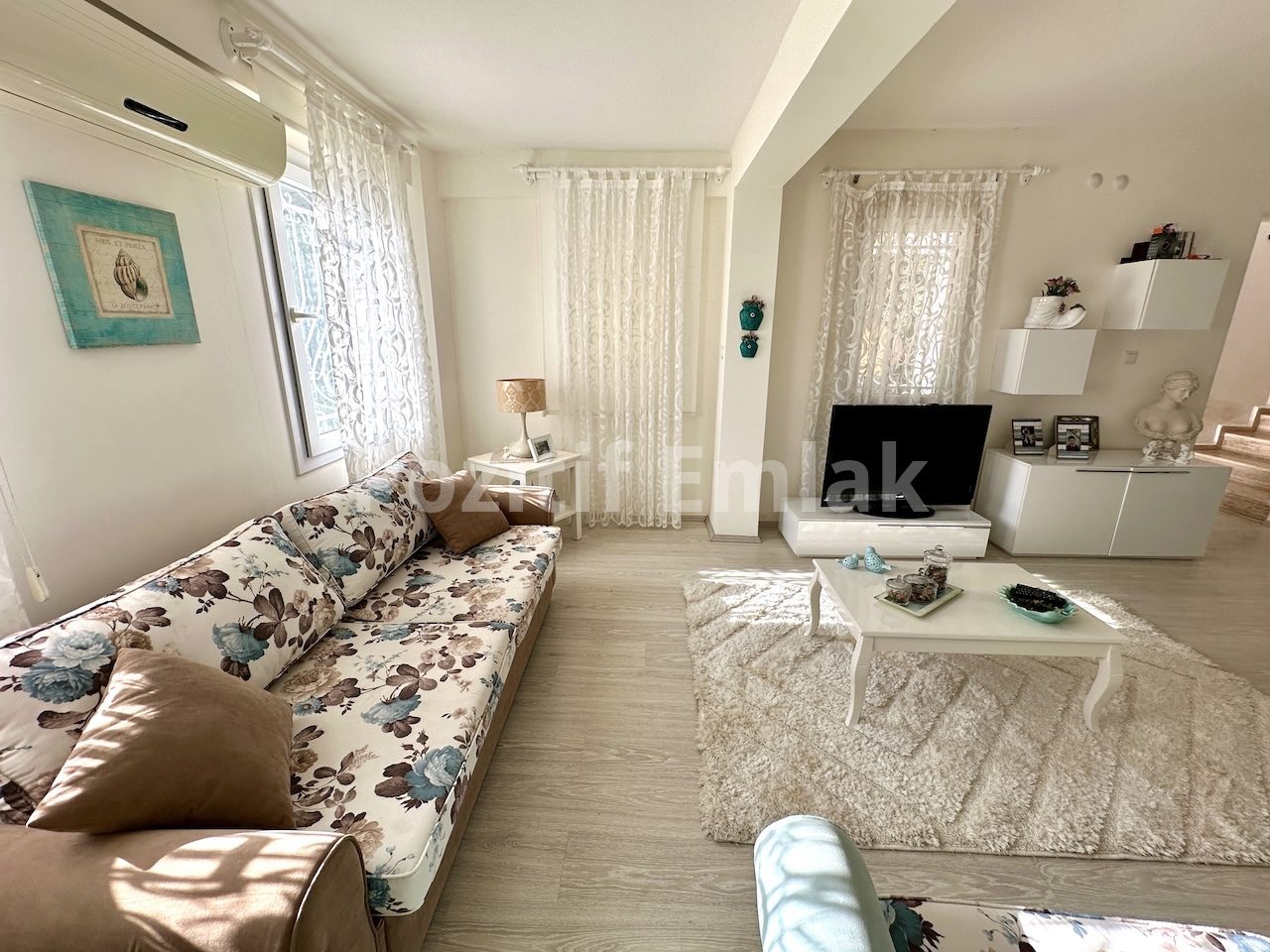 Bodrum Akyarlar'da Nezih Site İçinde Büyük Bahçeli Villa