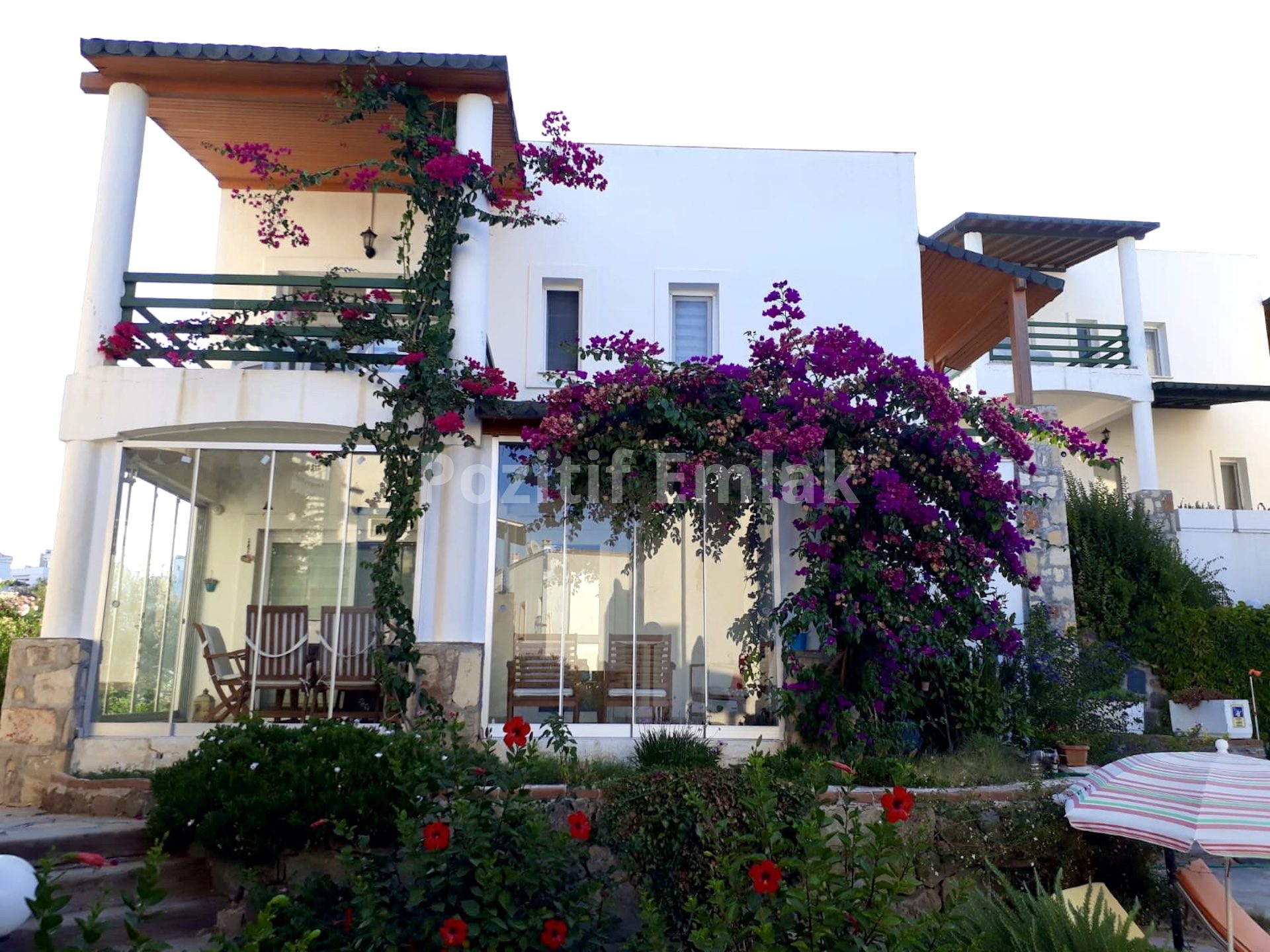 Gümüşlük Koyunbaba'da Havuzlu Sitede Deniz Manzaralı Villa