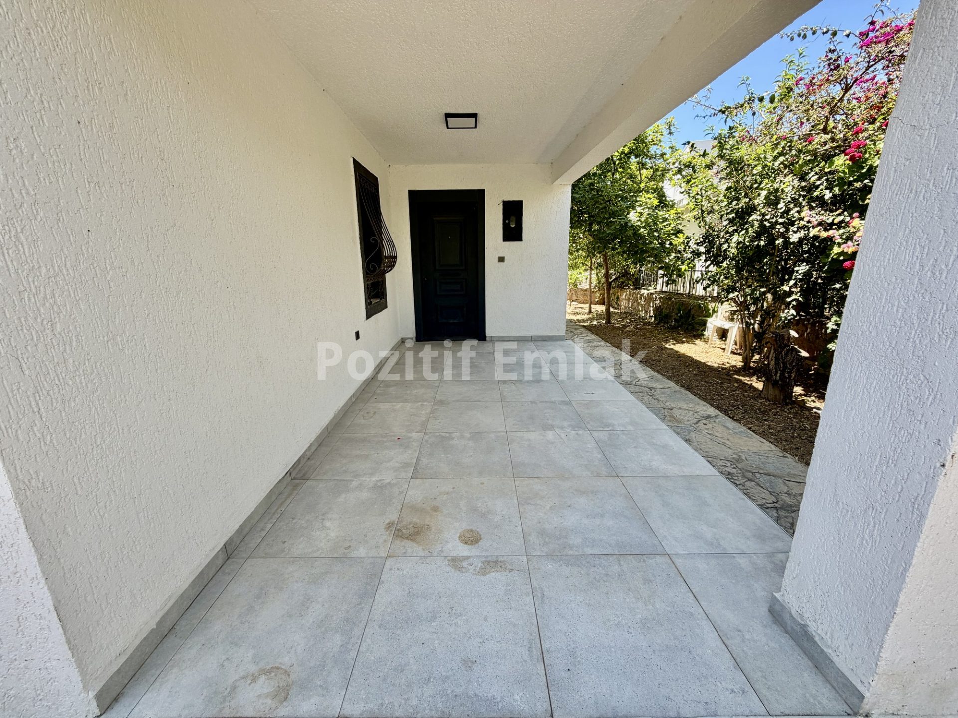 Bodrum Akyarlar'da Nezih Site İçinde Geniş Bahçeli Villa