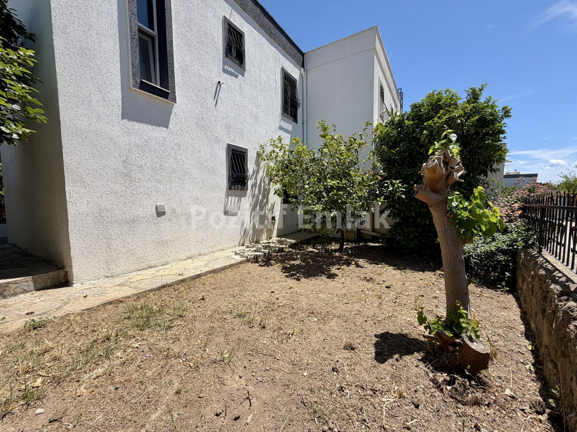 Bodrum Akyarlar'da Nezih Site İçinde Geniş Bahçeli Villa