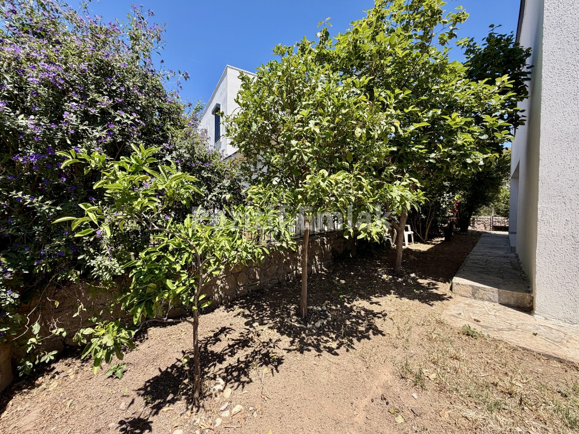 Bodrum Akyarlar'da Nezih Site İçinde Geniş Bahçeli Villa