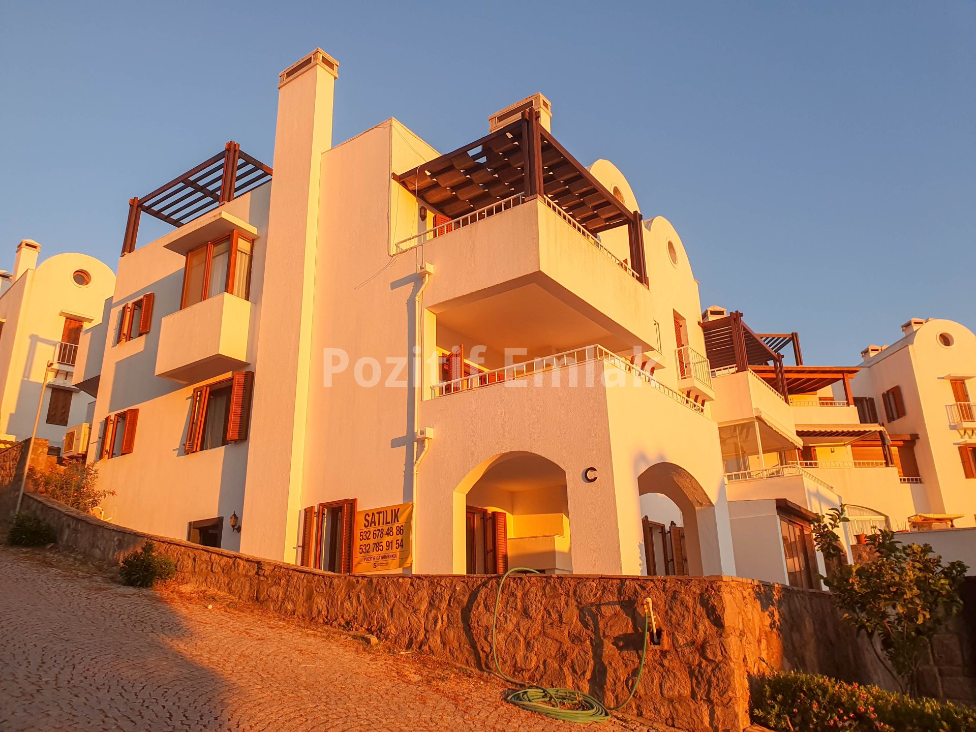 Turgutreis'te Deniz Manzaralı, Havuzlu Sitede 2+1 Daire