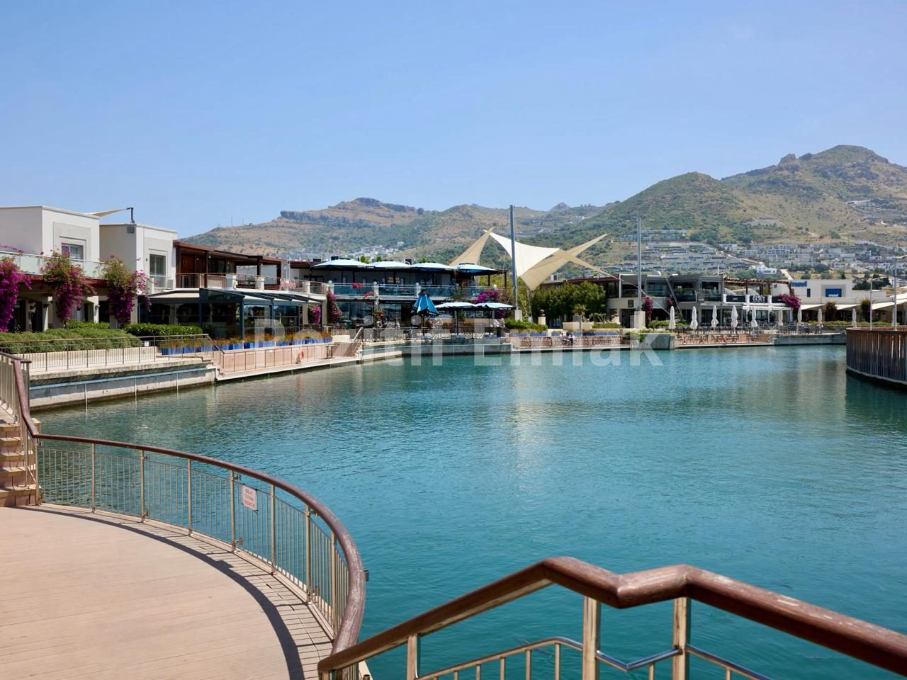 Turgutreis'te Deniz Manzaralı, Havuzlu Sitede 2+1 Daire