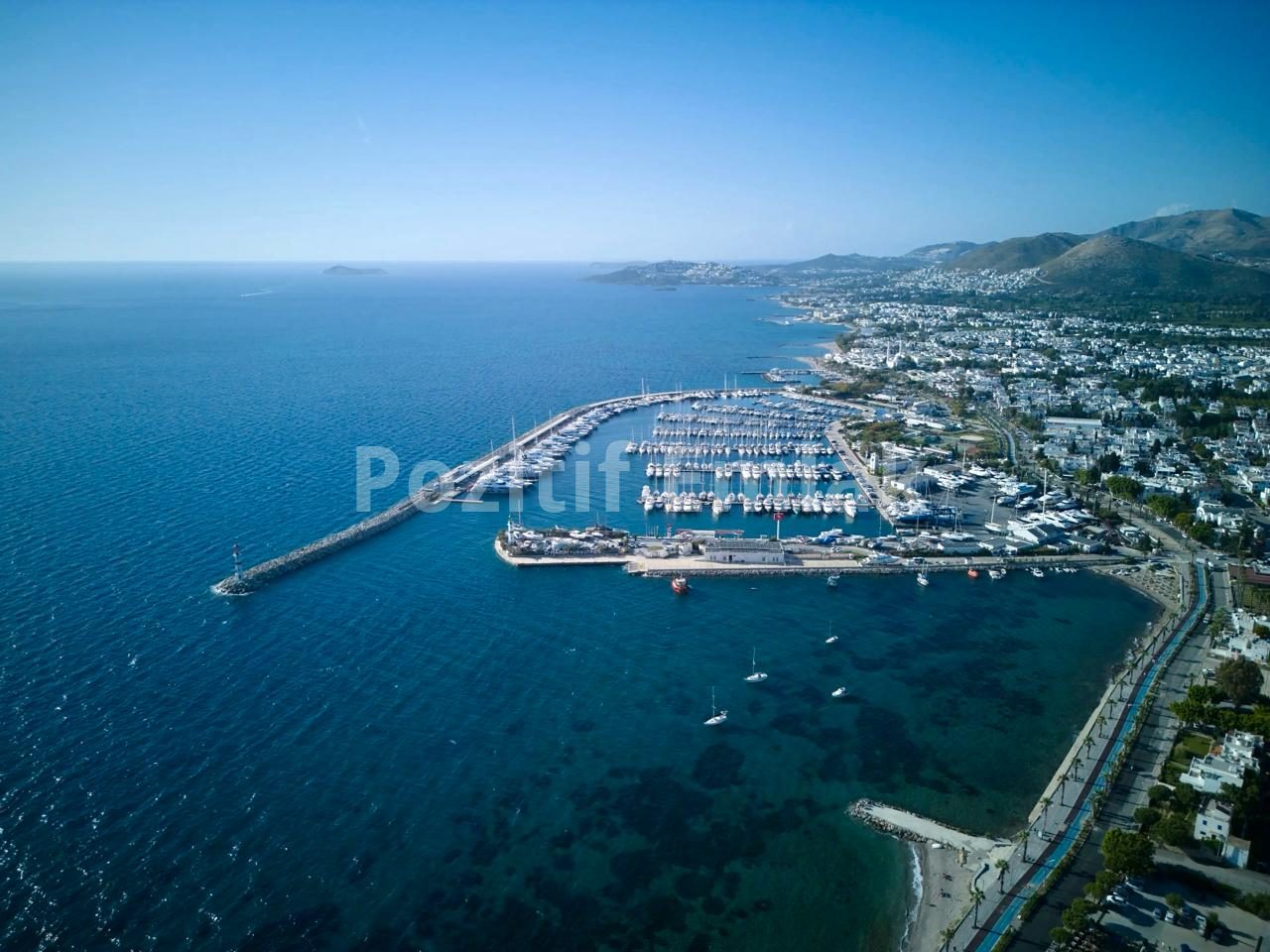 Turgutreis'te Deniz Manzaralı, Havuzlu Sitede 2+1 Daire