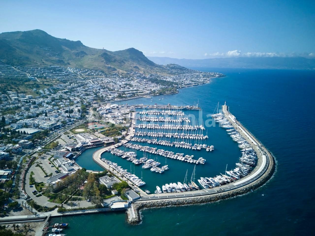 Turgutreis'te Deniz Manzaralı, Havuzlu Sitede 2+1 Daire