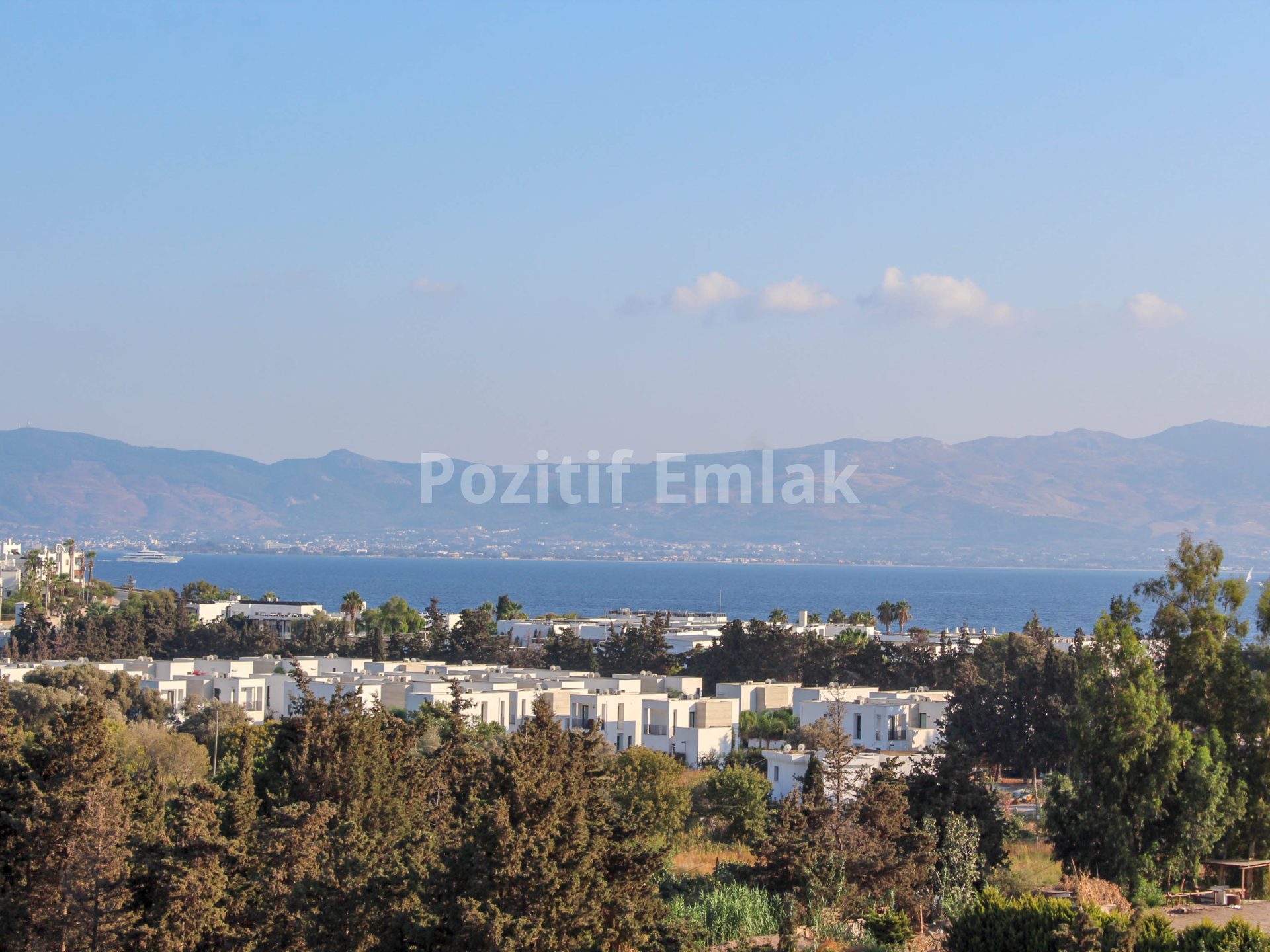 Akyarlar'da Plaja Yakın Deniz Manzaralı Bahçeli Villa