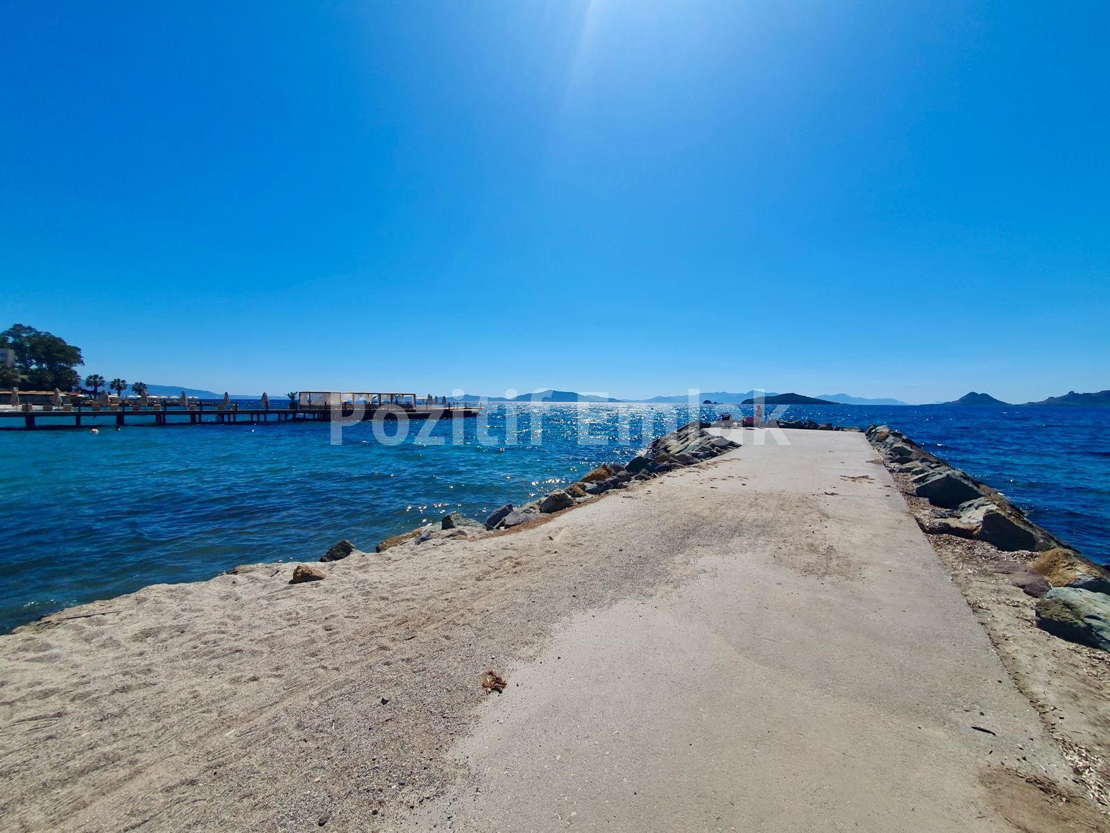Turgutreis Yalı'da Denize Sıfır Havuzlu Sitede Bahçe Katı Daire