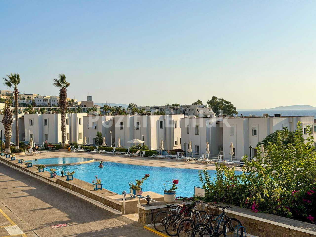 Turgutreis Yalı'da Denize Sıfır Havuzlu Sitede Bahçe Katı Daire